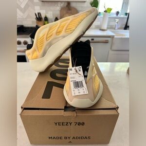 BNWT Yeezy 700 V3